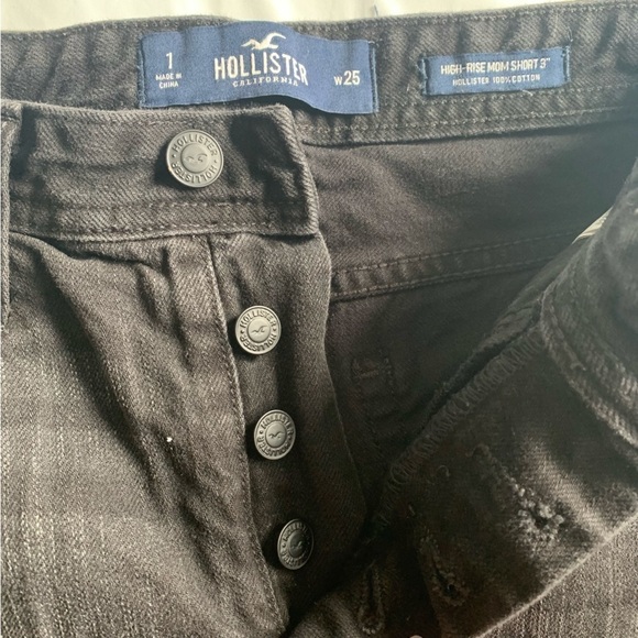 🖤 Hollister Black Distressed Jean Shorts - High Rise Mom Short, Size 25 (1) - Picture 3 of 5